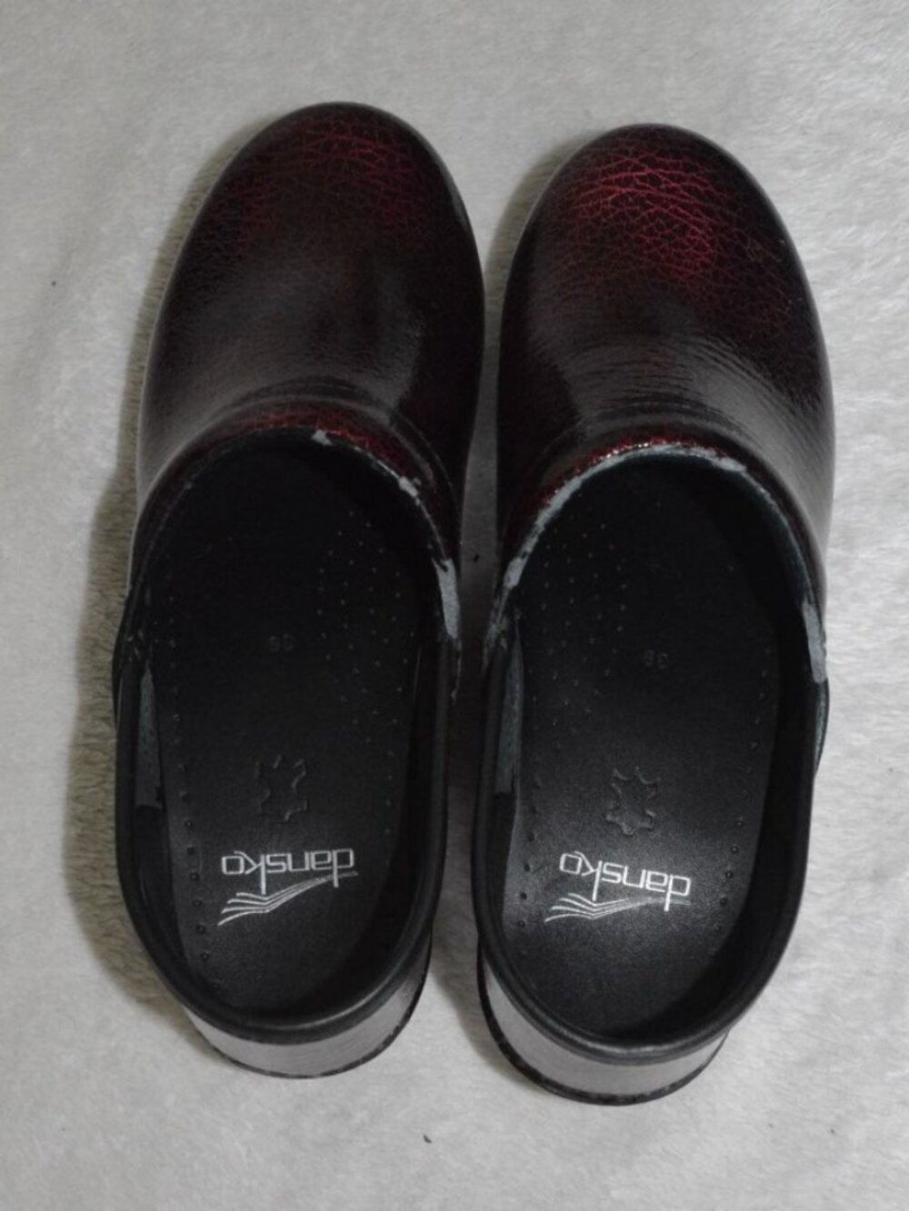 Dansko Women's Clogs Glossy Dark Red and Burgundy Crackle Women's EU 39/US 8.5 - Picture 3 of 8